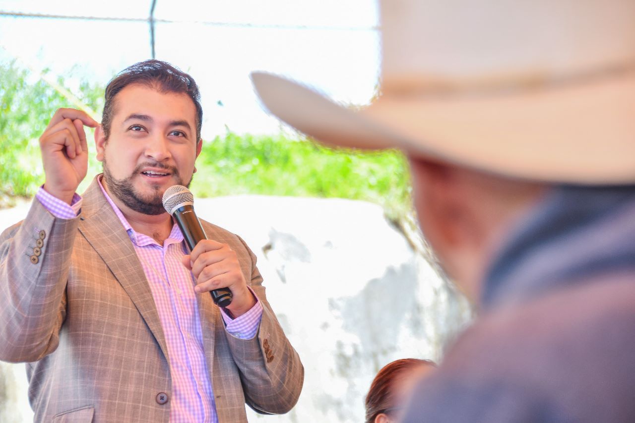 Transforma Salvador Santos Cedillo la vida de hombres y mujeres del campo con lentes gratuitos